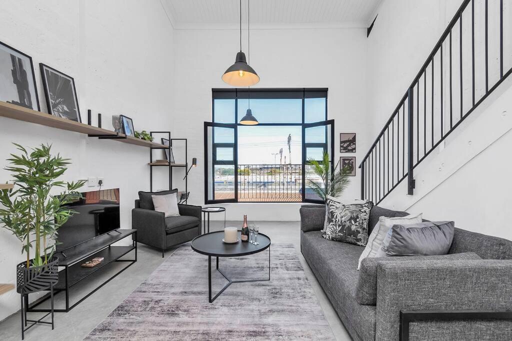 Apartment Spice Yard Lofts On Voortrekker-b116 Cape Town